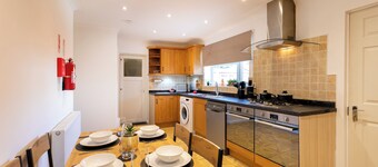 6-Bed Contractor House | Long Stay Discounts | WiFi, Driveway Parking, Smart TV