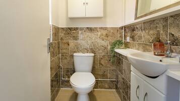 Hårføner, håndklær, såpe og toalettpapir