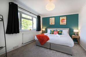 4 bedrooms, iron/ironing board, WiFi, bed sheets