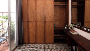Una habitación con un armario grande, un espejo y un suelo estampado.