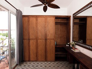 Design Room, 2 Bedrooms, Balcony, Garden View | Living room