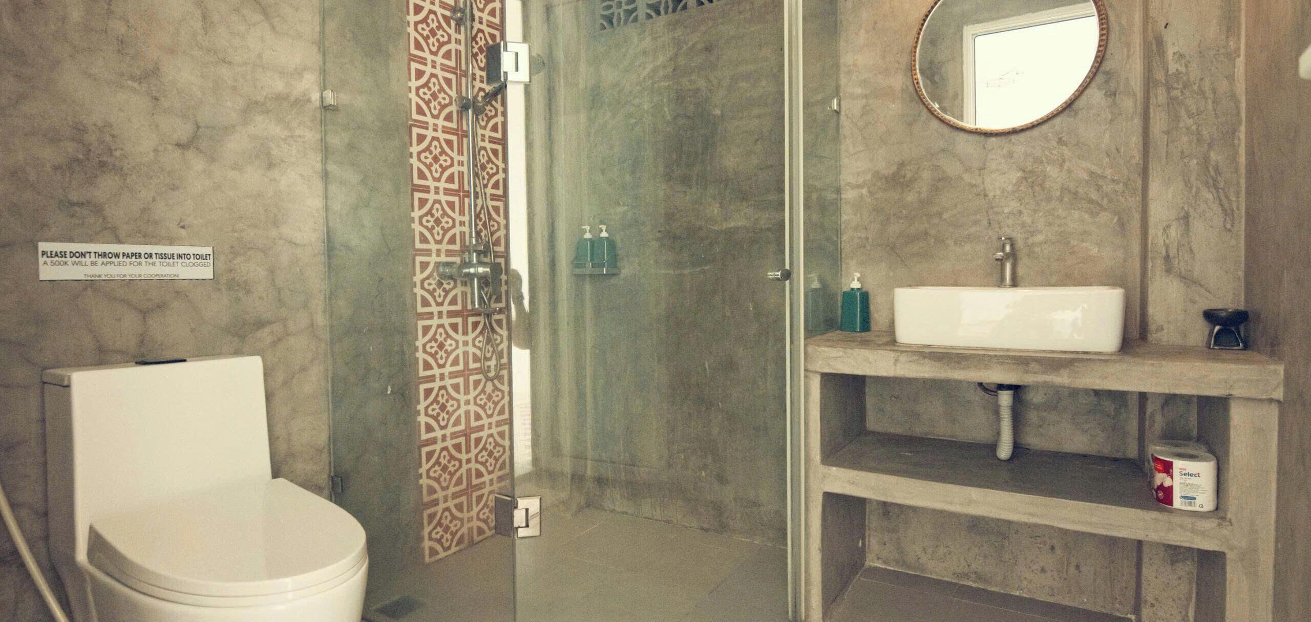 Chambre Premium, balcon, vue piscine | Salle de bain | Douche, douche à « effet pluie », articles de toilette de luxe