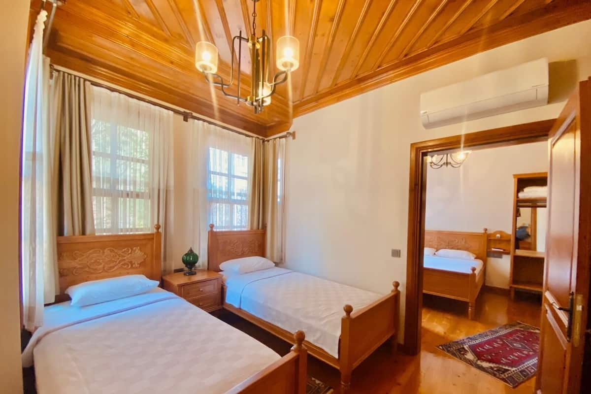 Family Suite | Premium bedding, minibar, in-room safe, laptop workspace