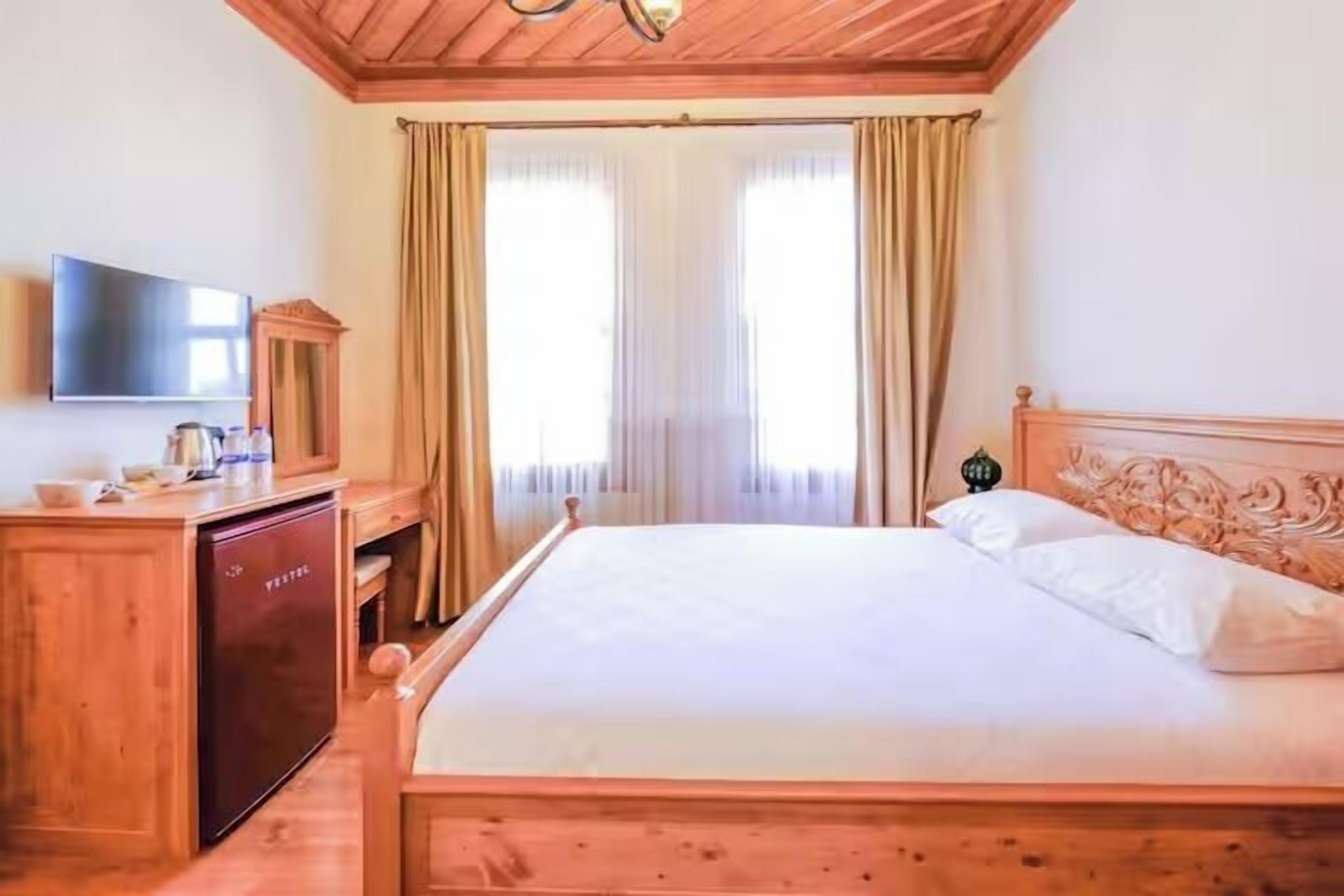 Family Suite | Premium bedding, minibar, in-room safe, laptop workspace