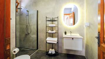 Deluxe Room | Premium bedding, minibar, in-room safe, laptop workspace
