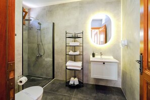 Deluxe Tek Büyük Yataklı Oda | Kaliteli yatak takımı, odada kasa, dizüstü bilgisayar çalışma alanı 