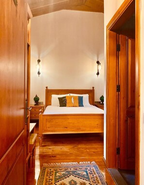 Habitación Deluxe | Ropa de cama de alta calidad y minibar 