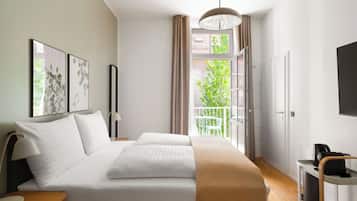 Habitación, 1 cama de matrimonio, balcón | 1 dormitorio, decoración individual, mobiliario individual y escritorio