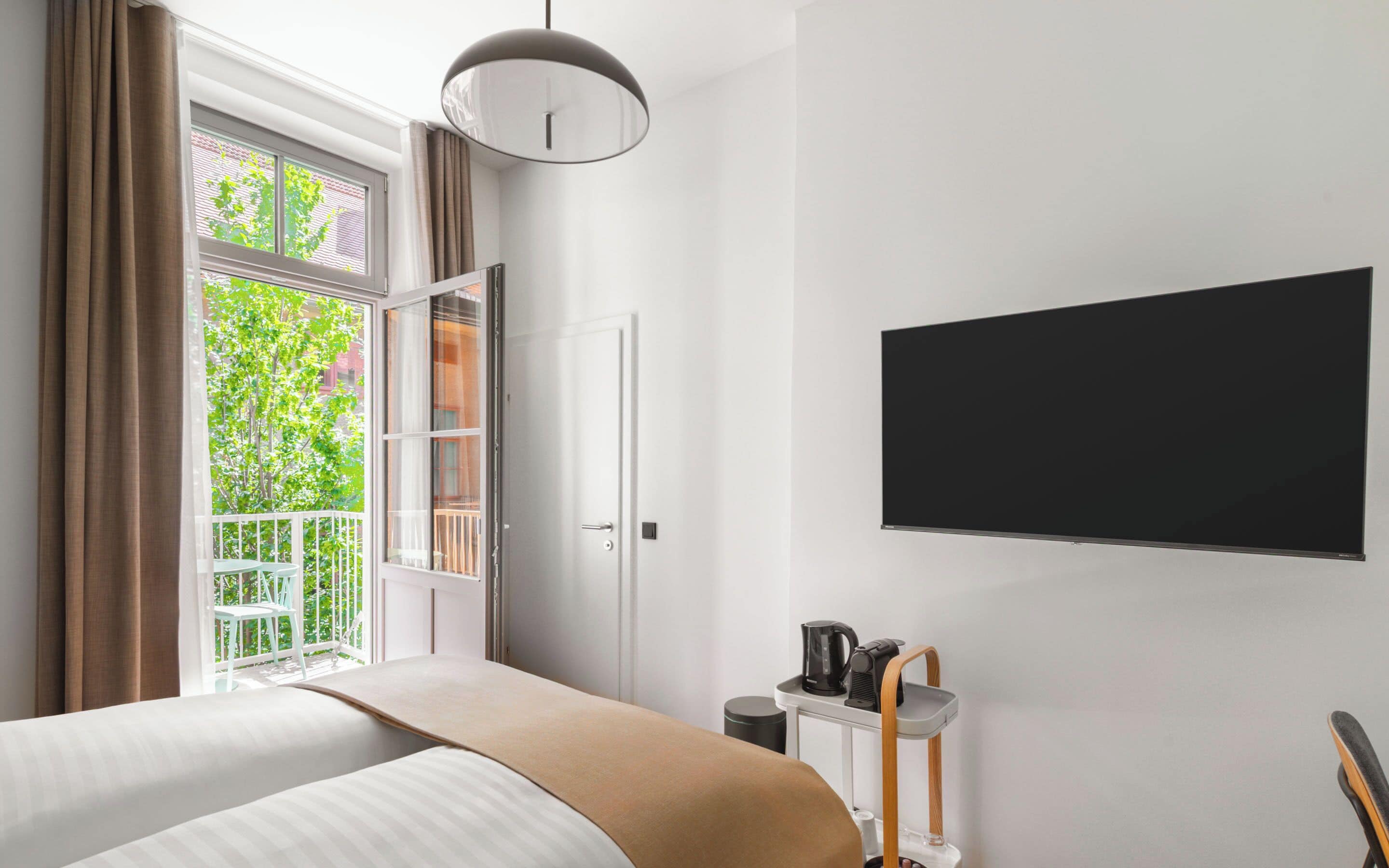 Habitación, 1 cama Queen size, balcón | Decoración personalizada, muebles diferentes y escritorio 