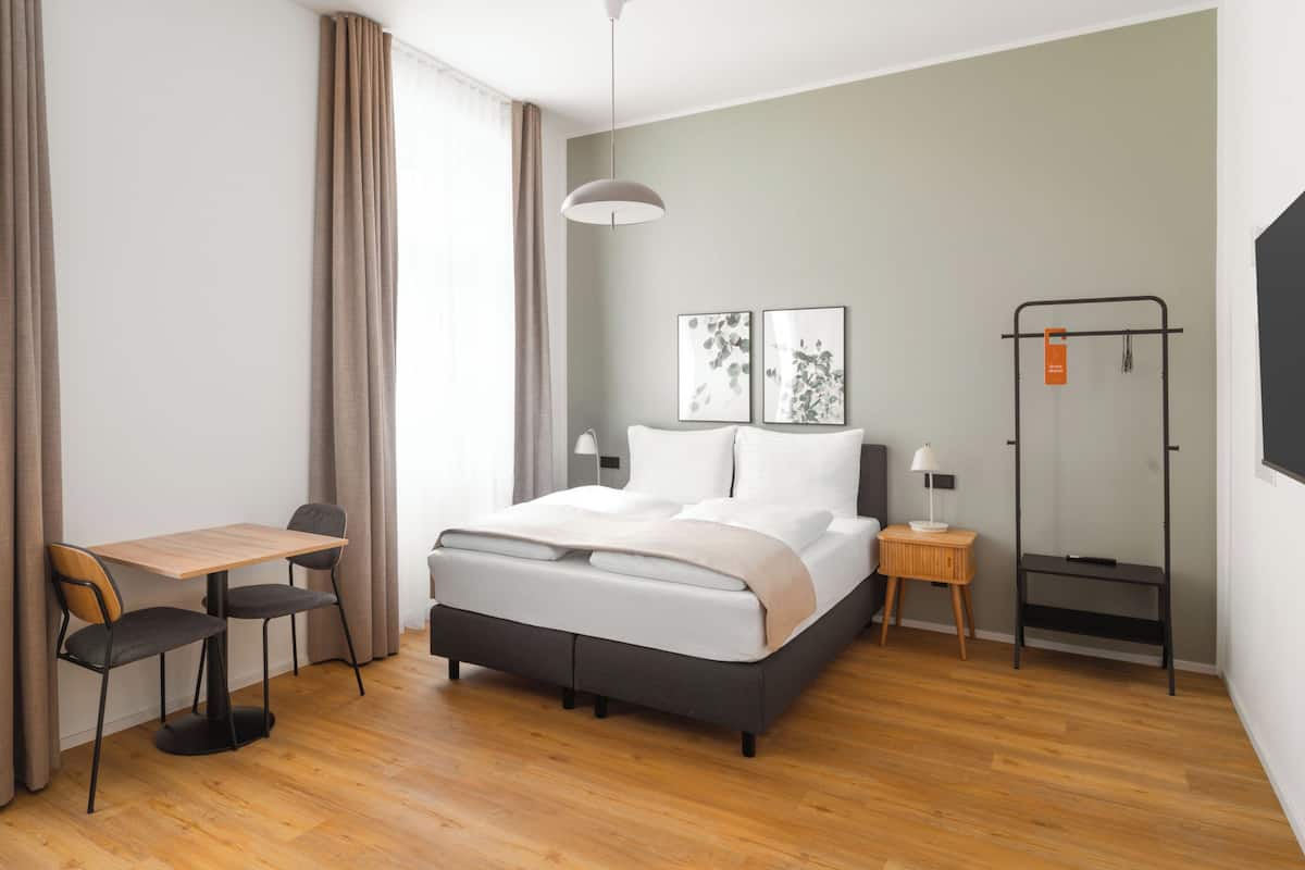 Suite | 1 chambre, décoration personnalisée, ameublement personnalisé, bureau
