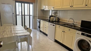 Een koelkast, een magnetron, een oven, een kookplaat