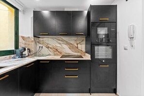Fridge, microwave, oven, stovetop - Elegant seaside retreat on Calle Geranio 27 in lush urbanisation (Mijas)