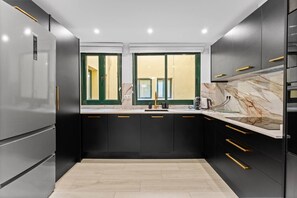 Kühlschrank, Mikrowelle, Ofen, Herdplatte