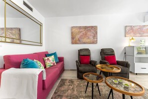 Smart TV - Elegant seaside retreat on Calle Geranio 27 in lush urbanisation (Mijas)