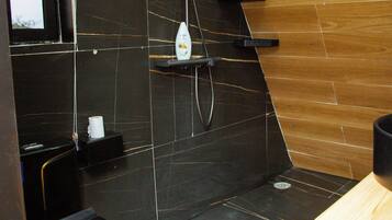 Douche, sĂšche-cheveux, serviettes fournies, savon