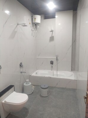 Luxury Studio Suite, Balcony, Garden View | Bathroom | Towels, soap, shampoo - Ahilya Resort (Maheshwar)