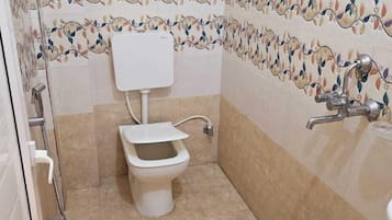 Standaard kamer | Badkamer | Een douche, handdoeken, zeep