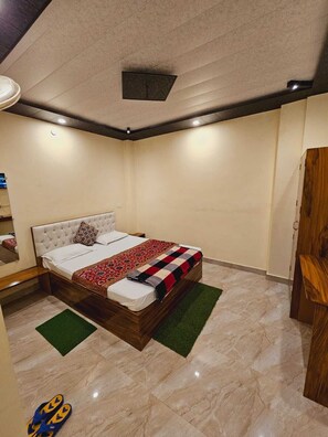 Standard Room | Free WiFi, bed sheets - River View Guest House (Varanasi)