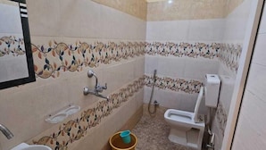 Une petite salle de bain avec un lavabo, des toilettes et une douche.