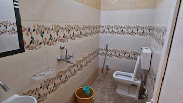 Standaard kamer | Badkamer | Een douche, handdoeken, zeep