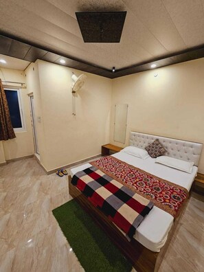 Standard Room | Free WiFi, bed sheets - River View Guest House (Varanasi)