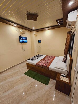 Standard Room | Free WiFi, bed sheets - River View Guest House (Varanasi)