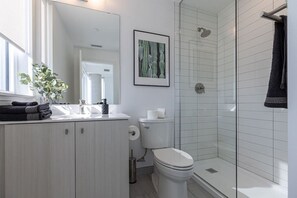 Hair dryer, towels, soap, toilet paper - Executive 2BD+Wifi+Parking+EV (Kitchener)