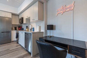 Fridge, microwave, oven, stovetop - Executive 2BD+Wifi+Parking+EV (Gym & Pool soon!) (Kitchener)