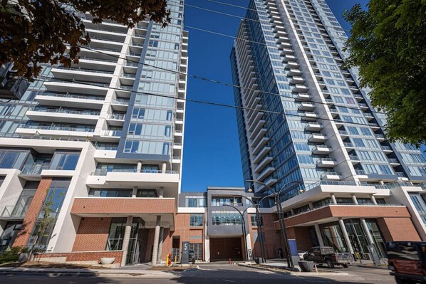 Exterior - Executive 2BD+Wifi+Parking+EV (Gym & Pool soon!) (Kitchener)