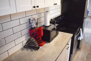 Réfrigérateur, four à micro-ondes, un four, surface de cuisson