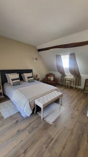 2 Schlafzimmer, Schreibtisch, Bügeleisen/Bügelbrett, WLAN