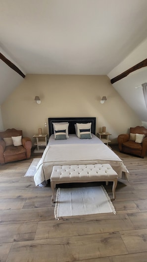 2 bedrooms, desk, iron/ironing board, WiFi