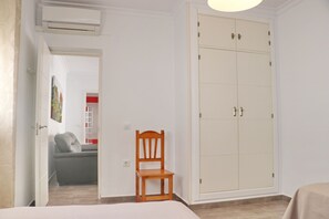 2 habitaciones, tabla de planchar con plancha, wifi y ropa de cama 