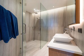 Design Condo, 2 Bedrooms, Ocean View | Bathroom
