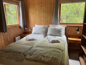 4 bedrooms, bed sheets - Scenic 3-4 bedroom cottage with private hot tub (Skorradalshreppur)