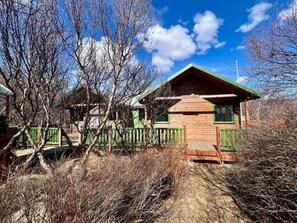 Exterior - Scenic 3-4 bedroom cottage with private hot tub (Skorradalshreppur)