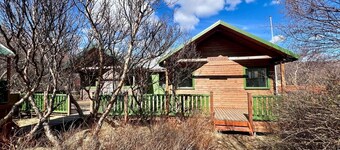 Scenic 3-4 bedroom cottage with private hot tub