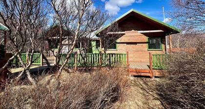 Scenic 3-4 bedroom cottage with private hot tub