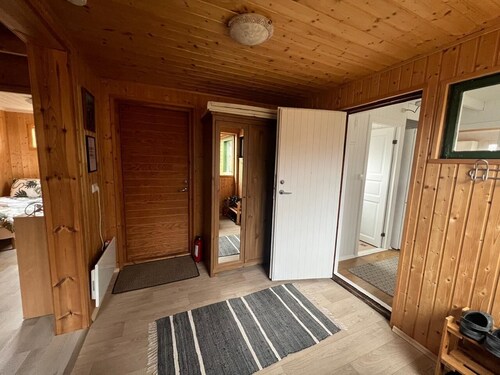 Scenic 3-4 bedroom cottage with private hot tub