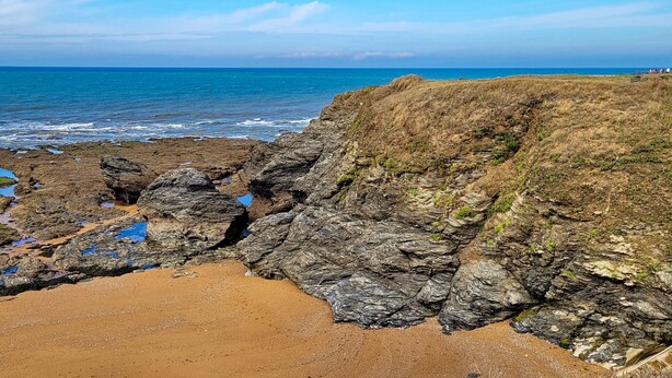 A rocky coastline with a sandy beach and the ocean in the background. - Rental House St Hilaire De Riez 6/8 people 300 m from the beach, 2 stars (Saint-Hilaire-de-Riez)