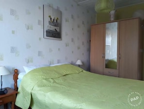 3 habitaciones, escritorio y tabla de planchar con plancha 