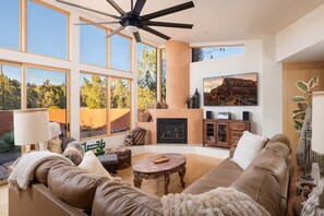 TV connectée, cheminée, livres