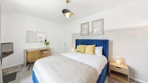 2 bedrooms, iron/ironing board, travel cot, WiFi - Modern 2-Bedroom Home in Bromley (Bromley)