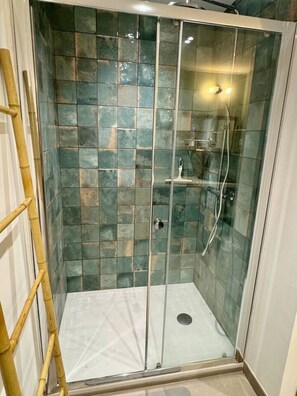 Dusche, kostenlose Toilettenartikel, Haartrockner
