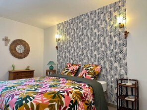 Travel crib, WiFi, bed sheets