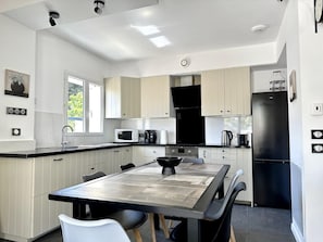 Réfrigérateur, micro-ondes, four, plaque de cuisson