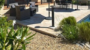 A patio with outdoor furniture, umbrellas, and a pool. - Les Lauriers Blancs, air-conditioned villa with swimming pool (L'Isle-sur-la-Sorgue)
