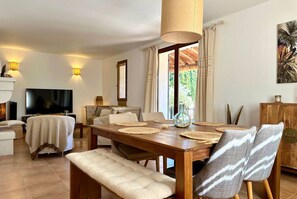 Dining - Les Lauriers Blancs, air-conditioned villa with swimming pool (L'Isle-sur-la-Sorgue)