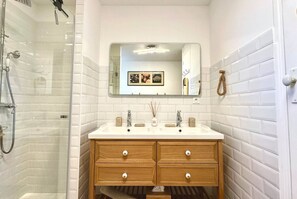 Shower, free toiletries, hair dryer, towels - Les Lauriers Blancs, air-conditioned villa with swimming pool (L'Isle-sur-la-Sorgue)