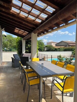 Outdoor dining - L'Isle en coeur, air-conditioned house with garden and swimming pool. (L'Isle-sur-la-Sorgue)